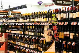 超市只卖十元的红酒能买吗？美女告诉你如何挑洋酒？视频封面