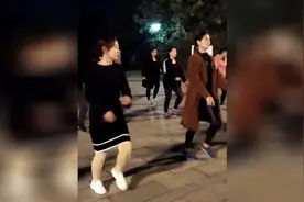 两位御姐广场舞跳的漂亮有韵味 那舞步动作女人味十足视频封面