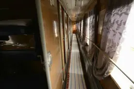 实拍印度火车一等空调卧铺车厢，看看轨距宽的241毫米宽到哪了视频封面