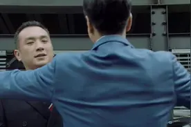 老朋友许久未见，一个拥抱，也许就是最好的表达方式