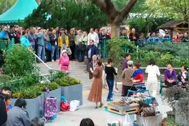 街头艺人公园卖唱，场面真热闹，真好看！视频封面