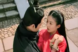 新娘逃婚，却撞到了王爷怀中，盖头掉落那刻，王爷惊艳了，太美啦视频封面