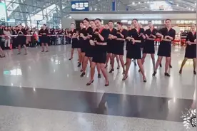 成都航空厉害了，航站楼里空姐们表演的舞蹈，引起很多乘客驻足！