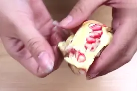 吃完的石榴籽别扔掉了，撒在花盆里，一个月后会发生不小的变化