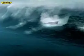 震撼！海底地震引发超强海啸，巨浪掀翻游轮，瞬间淹没城市！