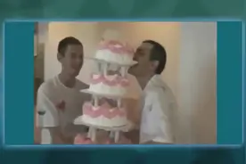 结婚的神圣一刻，蛋糕倒了，求这两位工作人员内心的崩溃面积！视频封面