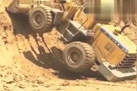 小子这次被我逮住了吧，把我的铲车当成坦克干呢！视频封面