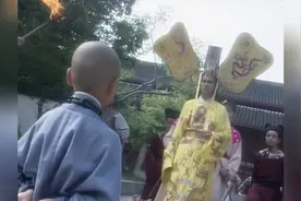皇帝要烧死小和尚，谁知小和尚嘴里念念有词，天空就下起了大雨视频封面