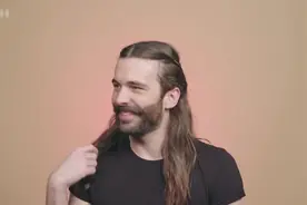 长头发大叔看着挺邋遢的，盘成马尾辫后，感觉比女生还美！