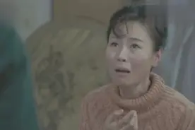 亲生母亲给女儿下跪求女儿，最后给自己留点尊严！视频封面