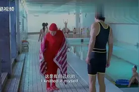 大妈穿红色毛衣游泳，不料小伙却说：来例假就不要游泳了！视频封面