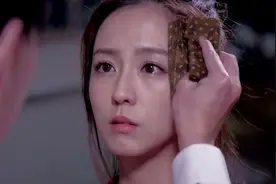 女孩情难自禁，主动亲吻男子脸颊