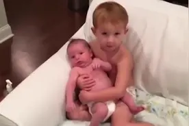 爸爸骗宝宝吃冰棍，萌宝的反应逗乐无数人，真是戏精视频封面