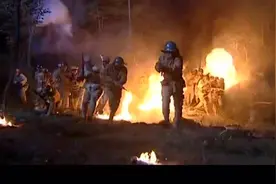 面对优势敌人的进攻，依托地形和阵地顽强抵抗