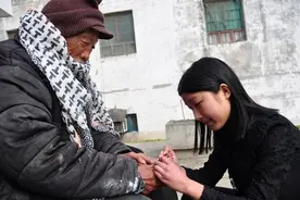 在南阳淅川，美女义工走进敬老院做全套服务，老人美里很图片