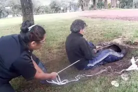 这两人不断从下水道往外拉扯一根绳子，而接下来的一幕让人感动！图片