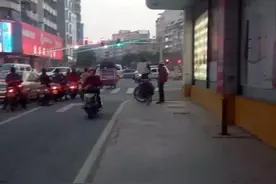 高州街头打扮成落难骑行者的骗子!春节期间要警惕！图片