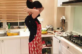 “星女郎”林允亲自上阵做年夜饭 系上围裙变身美厨娘图片