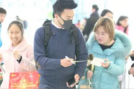 刘恺威蒙面回京过年 与杨幂前后脚抵北京图片