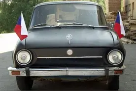 国外男子收购大量报废车，没想到竟然打造出媲美林肯的长车!图片