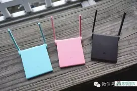 粉嫩色系身材娇小的小米路由器青春版示范评测图片