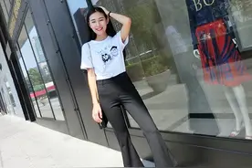 喇叭裤美女又流行起来了，颇有些上世纪80年代的韵味图片