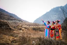阿坝州茂县曲谷乡的羌族姑娘们图片