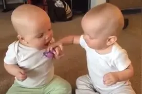 一个奶嘴引发的战争：可爱宝宝抢奶嘴，大战数回合图片