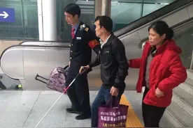 正能量！广西南宁火车站搀扶一对盲人夫妻下楼梯图片