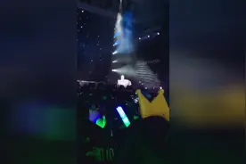 在演唱会上远远的拍到源哥了视频封面