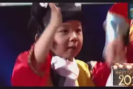 一只姓“猫”的小萌娃 靠卖萌搞定了三位评委 玩坏朱丹刘仪伟视频封面