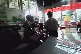 斯柯达明锐4S店招200斤胖子猛踩车门视频封面