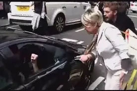 兰博基尼街头装逼爆踩油门，结果被路人教训了一番，大妈都想动手