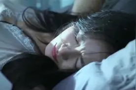 老婆喝多醒来不忍直视，丈夫为她揉头，很甜蜜！视频封面