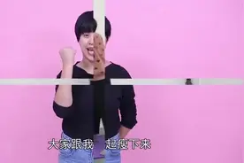 坚持原地双手交叉放于胸前，弯腰向前推，坚持9天暴瘦全身