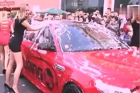 美国最流行的洗车方法，三位洗车妹齐上阵，这辆宝马车主太幸福视频封面