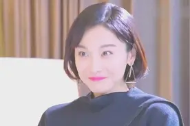 美女化妆神速，相貌跟姐姐完全相似，惊呆旁边陪同助理