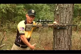 美国陆军射击队讲解利用树木射击方法