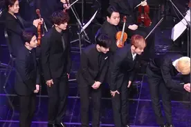 EXO成员穿正装出场 朴灿烈这身高简直全场焦点视频封面