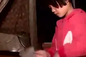 9岁女孩捡垃圾攒钱寻母，众人感动落泪视频封面