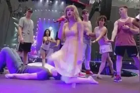 泰勒斯威夫特长裙光脚排练 实在是太仙了