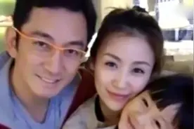 吴启华晒与女儿合影 小猪猪呆萌学爸爸戴眼镜视频封面