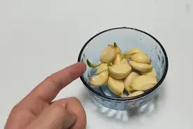 大蒜浸在醋里，解决很多人的问题，试试看视频封面