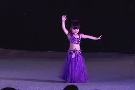 3岁云南小女孩在舞台上表演跳肚皮舞，萌萌哒视频封面