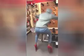 女顾客试穿恨天高摔个底朝天视频封面