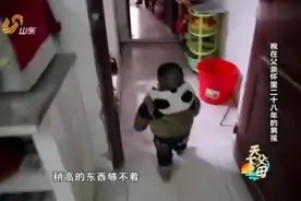天下父母：28岁吴康身高不如一岁婴儿，生活起居全依赖父亲帮助！视频封面
