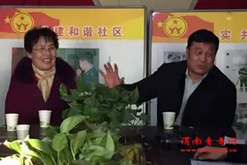 渭南市委副书记、政法委书记王春阳给大荔县西郊社区送春联图片