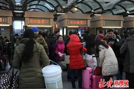 临近春节北京火车站客流猛增 旅客建议:多点儿人性化服务图片