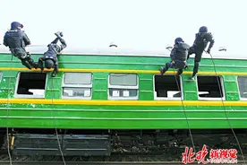 铁鹰突击队威武 春运期间有他们更安全图片