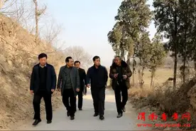 合阳县县长杨武民春节前慰问搬迁移民群众图片